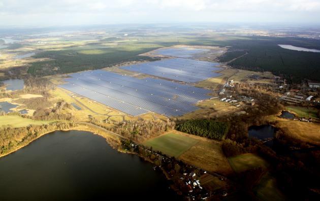 한화큐셀이 독일 브란덴부르크에 건설한 대형 태양광 발전소.