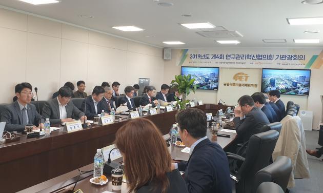 한국에너지기술평가원은 17일 제2차 연구관리혁신협의회 기관장 회의에서 ‘온라인 메타순환평가’성과를 발표했다.(왼쪽 4번째 임춘택원장)
