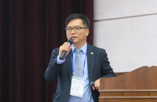 송상빈 한국광기술원 조명융합연구본부장이 '조명융합 워크숍'에서 연구개발 전략과 추진방향을 밝히고 있다.