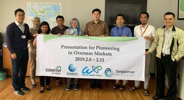 지난 2월 한국중부발전과 코미티아가 인도네시아 왐푸 수력발전소에서 개최한 제품설명회에서 관계자들이 기념사진을 촬영하고 있다.