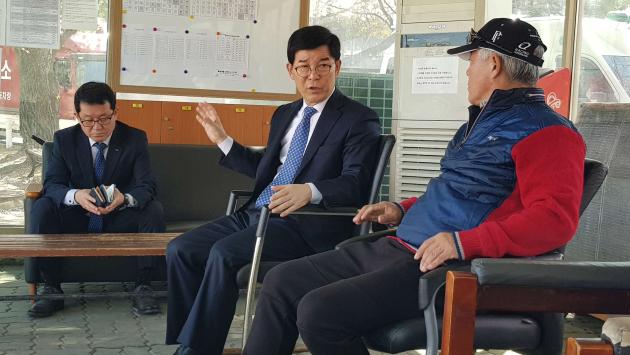 김낙순마사회장(왼쪽)이 지난 3일 부임한 박대흥 조교사협회장(오른쪽)을 만나 경마현장의 애로사항을 청취하고 있다.