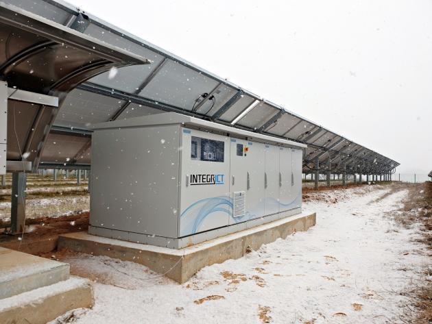 현대일렉트릭이 개발해 충청남도 논산시 태양광발전소에 설치한 올인원(All-In-One) ESS 모습. 멀티 클라우드 기반의 ‘인티그릭 REMS’(신재생에너지 관리 시스템)를 구축하여 운영 안정성을 높였다. 
