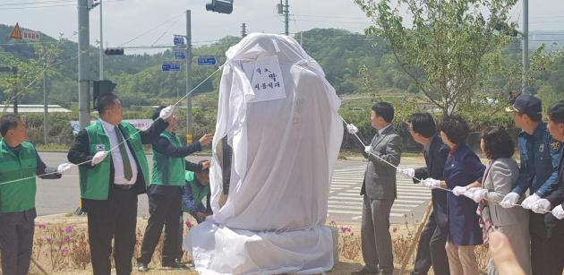 김형일 한수원 월성본부 대외협력처장(오른쪽 여섯 번째)이 박차양 도의원(오른쪽 네 번째) 등 지역주민 대표들과 함께 준공 기념비 제막식을 하고 있다.