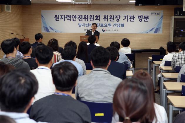 엄재식 원안위원장이 24일 한국원자력의학원 국가방사선비상진료센터를 방문해 점검하고 비상진료요원들과 간담회를 가지고 있다.
