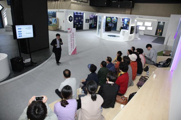 24일 열린 원자력토크콘서트에서 서범경 KAERI 해체기술연구부장이 주민들을 대상으로 강연을 하고 있다.
