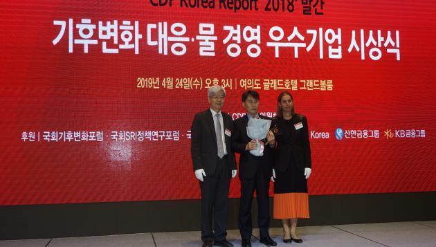 한국전력은 지난 24일 서울 여의도 글래드호텔에서 개최된 ‘2018 CDP 기후변화 대응 우수기업 시상식’에서 ‘에너지&유틸리티 부문 우수기업’으로  3년 연속 선정됐다.
