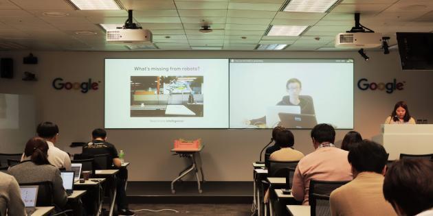 구글 로보틱스 학생연구원인 앤디 정이 'AI혁신과 로보틱스'를 주제로 열린 구글AI포럼에서 토싱봇을 소개하고 있다.