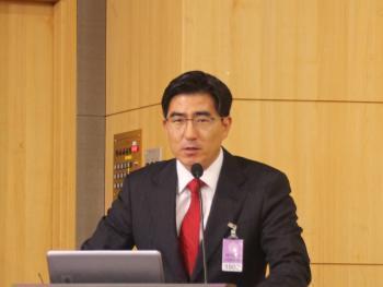 박진표 태평양 변호사가 3일 ‘전력산업 공공부문 민간위탁근로자 정규직화의 법적 문제’를 주제로 발표하고 있다.