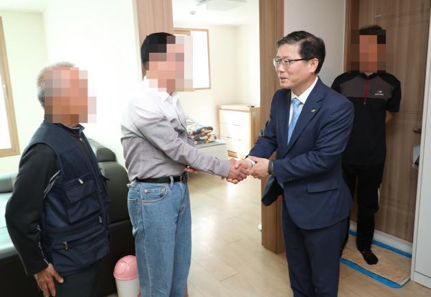 변창흠 LH 사장이 7일 서울 구로구 소재 LH 매입임대주택을 방문해 입주자들과 인사를 나누고 있다.
