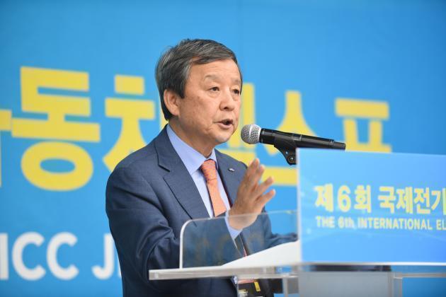 김대환 국제전기차엑스포 조직위원장이 폐막사를 하고 있다.