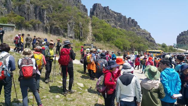 지난 11일 광주 무등산 정상이 개방돼 1만여명의 탐방객이 신록과 철쭉이 어우러진 봄 정취를 만끽했다.
