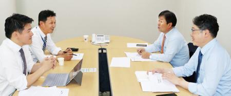 (왼쪽부터)이동일 법무법인 에너지 대표번호사와 천근영 본사 편집국장, 강승진 한국산업기술대학교 교수, 이택수 리얼미터 대표가 전기요금 설문조사와 관련해 토론을 벌이고 있다.