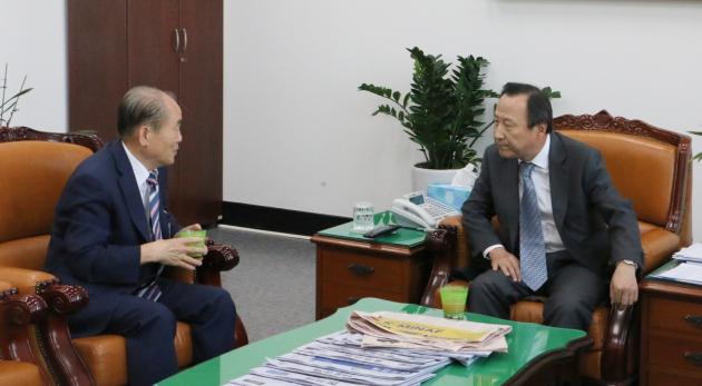 국회 산자중기위 홍일표 위원장(오른쪽)이 14일 국회를 방문한 김정욱 녹색성장위원장과 제3차 에너지기본계획에 대한 논의를 진행하고 있다.