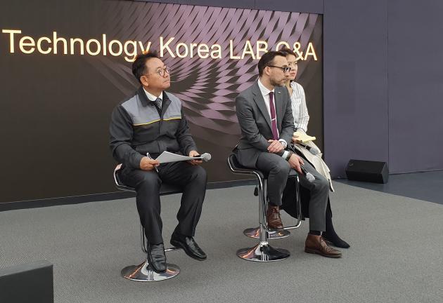 권상순(왼쪽) 르노테크놀로지코리아 연구소장과 라파엘 리나리 르노 디자인 아시아 총괄 상무가 질의응답(Q&A) 세션에 참석했다.