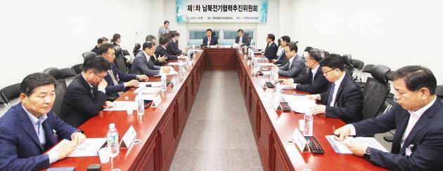 전기공사협회는 제1차 남북전기협력추진위원회를 열고 전기공사업계의 효율적인 대응책 마련을 논의했다.