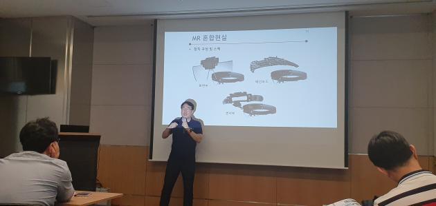 한국마이크로소프트 김영욱 부장이 17일 서울 여의도 전경련 회관에서 개최된 '5G 기반의 초실감 미디어 융합 세미나'에서 발표를 하고 있다.