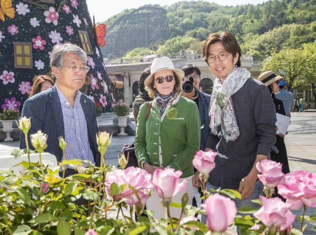 (왼쪽부터)김욱균 한국장미회 회장, 앙리안느 세계장미회 회장, 이준규 에버랜드 식물콘텐츠그룹장이 지난 3일 에버랜드 장미원을 둘러봤다.