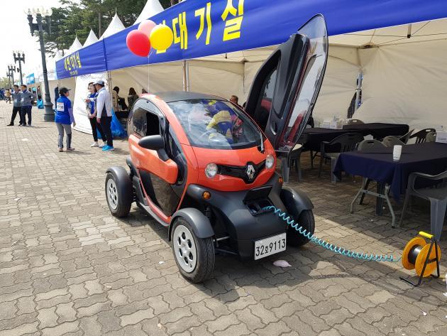 본지가 지난달 13일 서울 마포구 월드컵공원 평화의 광장에서 개최한 ‘제16회 전기사랑 마라톤대회’에 르노삼성차의 ‘트위지’가 등장해 참여자들의 눈길을 끌었다. 차량 전면부에는 충전을 할 수 있는 케이블이 숨어있다.