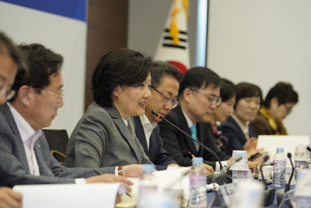 박영선 중소벤처기업부 장관이 제1회 금융지원위원회에서 인사말을 하고 있다.