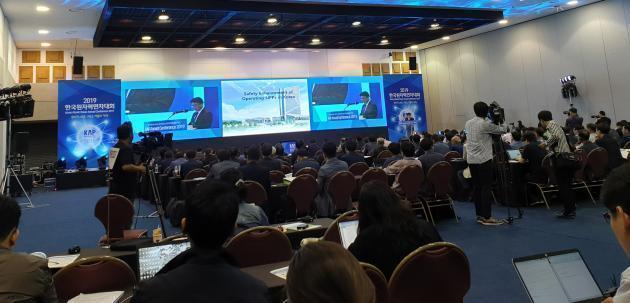 21일 제주국제컨벤션센터에서 열린 2019 한국원자력연차대회에서 원자력계 관계자들이 참석한 가운데 특별세션 발표가 진행되고 있다.