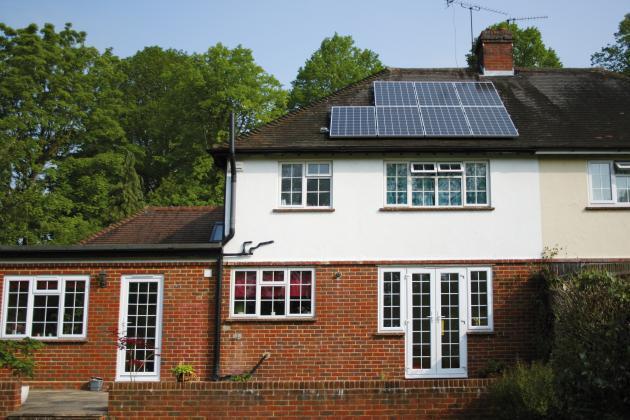 영국시내에 설치된 한화큐셀의 주택용 태양광 모듈.