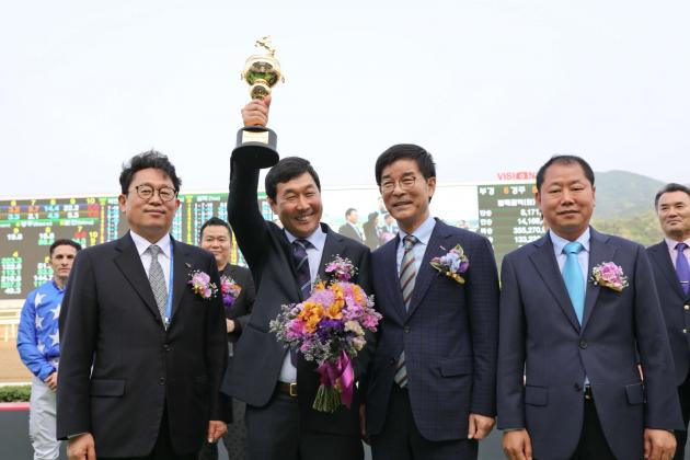 2018년 코리안더비 우승 당시 김영관 조교사(왼쪽에서 두번째), 왼쪽에서 세번째 김낙순 한국마사회장