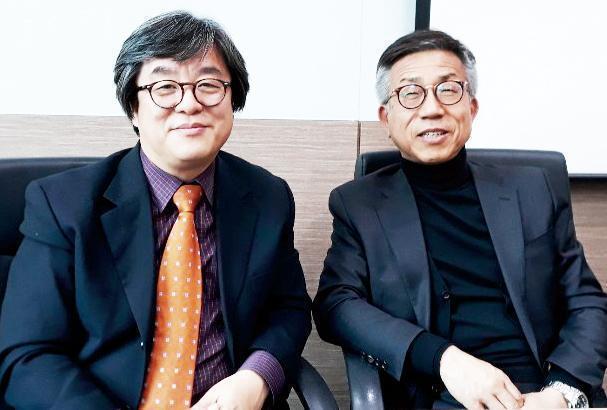 한국에너지기후변화학회 유동헌 제15대 회장(오른쪽)과 박노국 편집위원장(왼쪽) 
