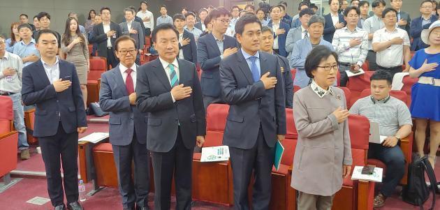 바른미래당 김삼화 의원이 28일 개최한 ‘전력산업 ‘총체적 난국’ 해법은 없나’ 토론회에서 손학규 대표(왼쪽 세 번째)와 오신환 원내대표(왼쪽 네 번째)가 국민의례를 하고 있다.