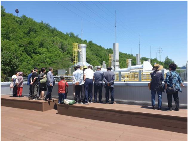 28일 인천연료전지가 시행하는 '그린에너지 투어'에 인천 동구 목회자 16명이 참여해 서울 마포구 노을그린에너지를 견학하고 있다.