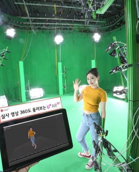  서울 서초동 소재 U+AR스튜디오에서 모델이 세계 최초 4K화질의 360도 AR콘텐츠 제작 촬영을 하고 있는 모습.