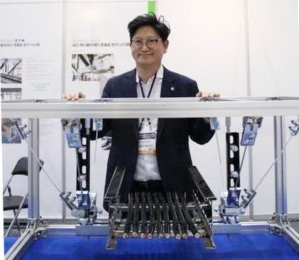 김종남 와이에스에프에스(YSFS) 대표가 국내 건축물내진설계기준을 만족하는 '흔들림 방지' 케이블트레이를 국내 최초로 선보였다. 