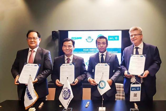 (왼쪽부터) 권오익 대우조선해양 전무, 도덕희 한국해양대 교수, 나오키미즈타니 NAPA 부사장, 마르코데케나 AVL 리스트 부사장이 디지털 트윈십 개발 업무협약을 체결했다.