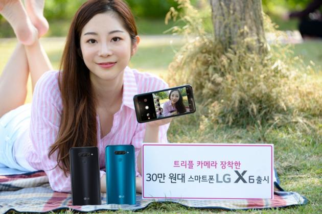 LG전자가 14일 국내 이동통신 3사를 통해 실속형 스마트폰 LG X6(출고가: 349,800원)를 출시한다. LG X6는 후면 트리플 카메라, 64GB 저장공간, 3500mAh 대용량 배터리까지 갖춰 전문가 수준의 사진을 손쉽게 찍고 넉넉하게 즐길 수 있는 게 특징이다. 10일 모델이 서울시 여의도에서 LG X6를 소개하고 있다.