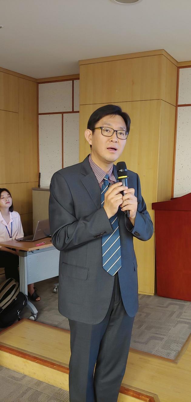 유승훈 서울과학기술대학교 교수가 ‘열병합발전을 활용한 미세먼지의 저감’을 주제로 강연을 진행하고 있다.