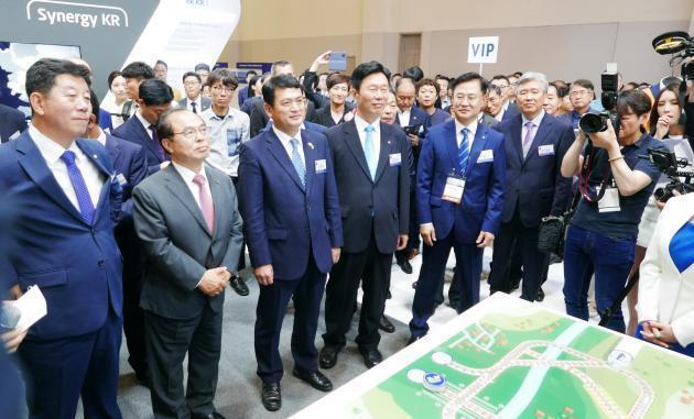 12일 개최된 ‘2019 부산국제철도기술산업전’에 참가한 내빈들이 전시된 제품을 둘러보고 있다.
