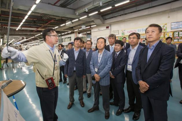 올해 스마트공장 구축지원 사업에 참여한 중소기업 대표들이 삼성전자 광주사업장의 냉장고 제조 라인을 둘러보고 있다.