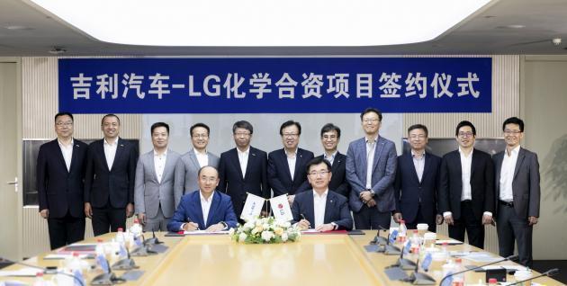 지리 자동차 펑칭펑 부총재(왼쪽)와 LG화학 김종현 사장(오른쪽)이 전기차 배터리 합작법인 계약을 체결하고 있다.