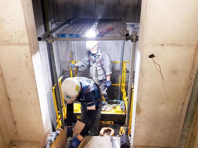 서울의 한 건설현장에서 작업자가 승강기를 설치하고 있다. (사진은 기사의 특정 사실과 관련이 없음)