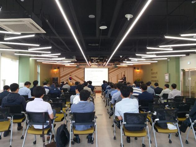 경남도가 14일 경남테크노파크에서 한국원자력산업회의와 함께 경남 원전해체 관련기업 및 유관기관 등 80여 명이 참석한 가운데 ‘원전해체 전문가 초정 기술세미나’를 개최했다.