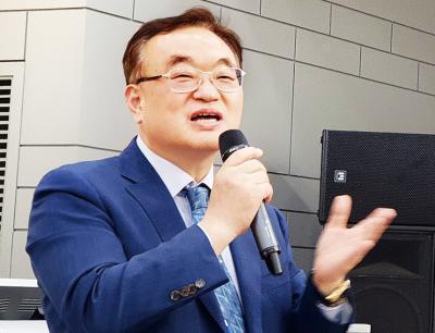 전력 케이블 연구회 회장인 윤재인 가온전선 대표가 인사말을 전하고 있다.