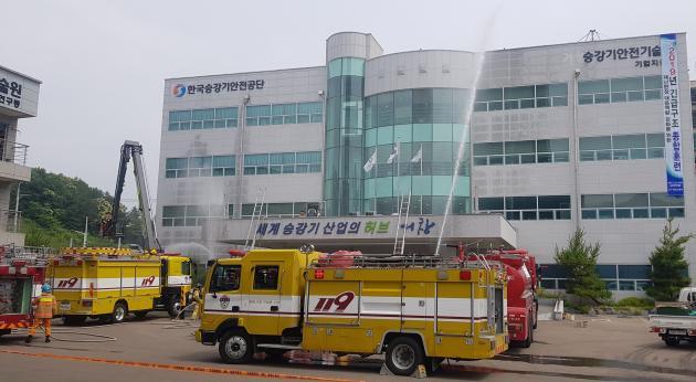 한국승강기안전공단은 14일 경남 거창에서 ‘재난현장 긴급구조 대응체계 확립을 위한 2019년 긴급구조 종합훈련’을 실시했다.
