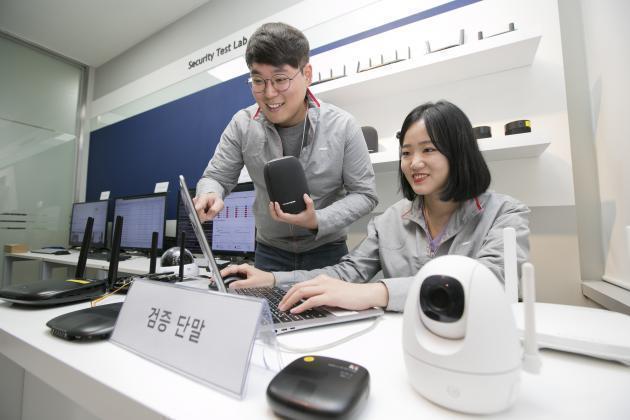KT 융합보안실증센터에서 KT 직원들이 IoT 단말 보안성을 검증하고 있다. (사진은 기사의 특성사실과 관련 없음)