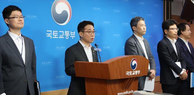 박선호 국토교통부 1차관이 지속가능한 기반시설 안전강화 종합대책에 대한 관계부처 합동 브리핑에서 상세한 내용을 소개하고 있다.
