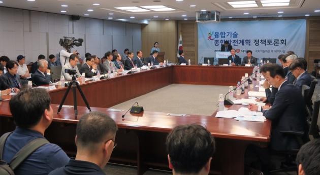 한국광산업진흥회(회장 이재형)는 19일 국회의원회관 제1세미나실에서 '광융합기술 종합발전계획 정책토론회'를 개최했다.