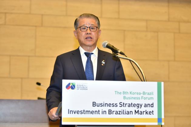 최신원 SK네트웍스 회장이 19일 대한상공회의소 의원회의실에서 열린 ‘제8차 한국·브라질 비즈니스 포럼’에 참석했다.