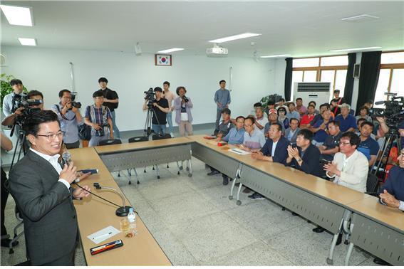 허태정 대전시장은  20일 서구 기성동 주민 센터서 열린 주민 간담회 자리에서 “평촌산단 LNG 발전소 건설계획을 중단한다”고 전격 발표했다.  
