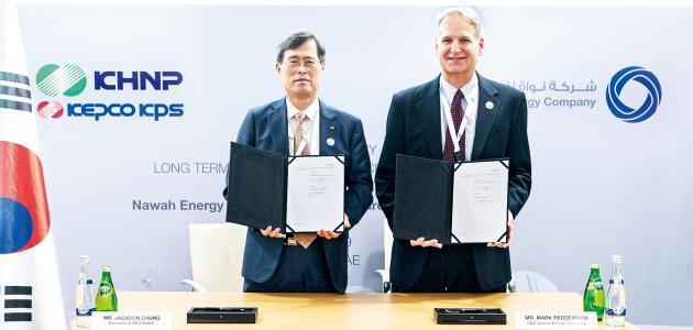정재훈 한국수력원자력 사장(왼쪽)과 마크 레드먼(Mark Reddemann) Nawah Energy CEO가 UAE 원전 정비사업계약을 체결하고 기념촬영을 하고 있다.