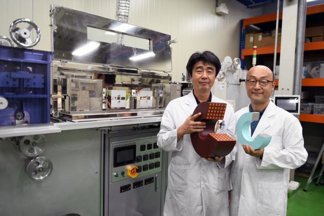 개발자인 전기연구원 김석환(왼쪽), 조영식 박사가 스마트 인슐레이션 연구실에서 크기와 무게가 줄어든 초전도 전자석 모형을 들고 포즈를 취하고 있다.
