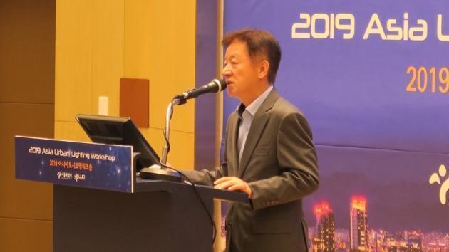 28일 김영수 서울시 도시빛정책과장이 '2019 아시아도시조명워크숍(2019 Asia Urban Lighting Workshop)'에서 서울시 도시조명과 관련한 정책을 발표하고 있다.