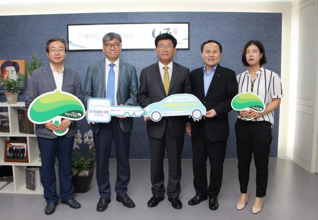 전력거래소는 지난달 27일 나주시청에서 송월지역아동센터에 5000만원 상당의 친환경 전기자동차(니로 EV)를 전달했다.
